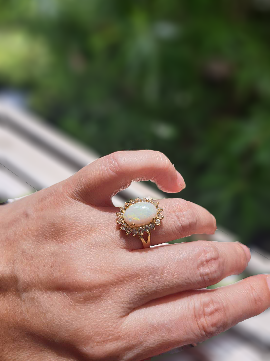 แหวนพลอยแท้สไตล์วินเทจ แหวนโอปอลทรงไข่เจียระไนหลังเบี้ยล้อมเพทายวิ๊งๆ ตัวเรือนเงินแท้ ชุบสีทองอ่อนๆ สวยคลาสสิคตลอดกาล
