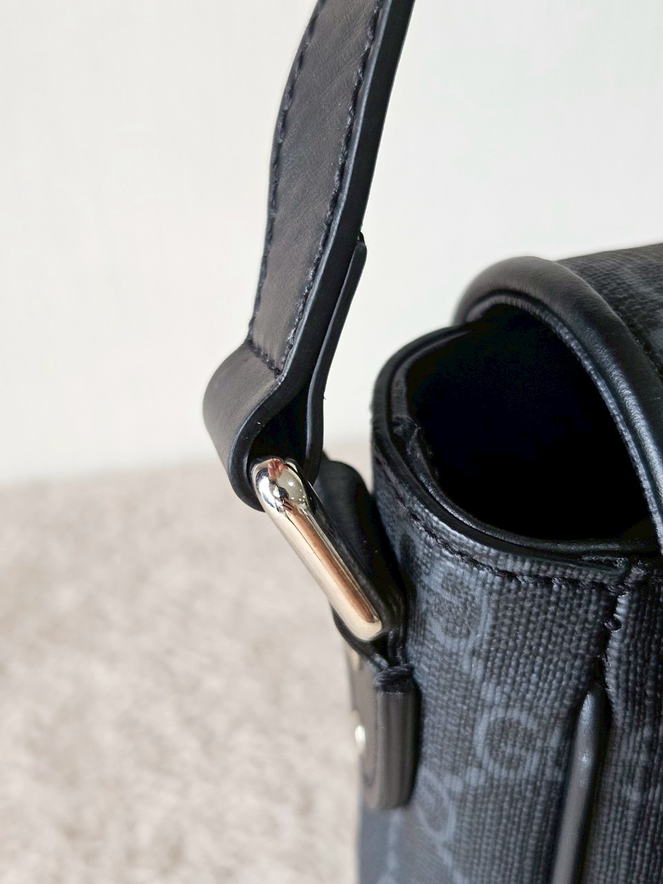 gucci messenger black GG