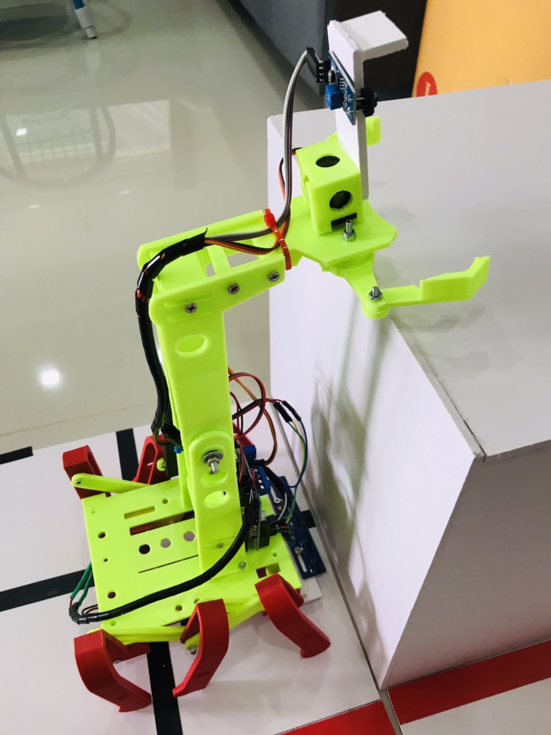 หุ่นยนต์อัตโนมัติ เดินตามเส้น 6 ขา แบบผสม สพฐ. Ex