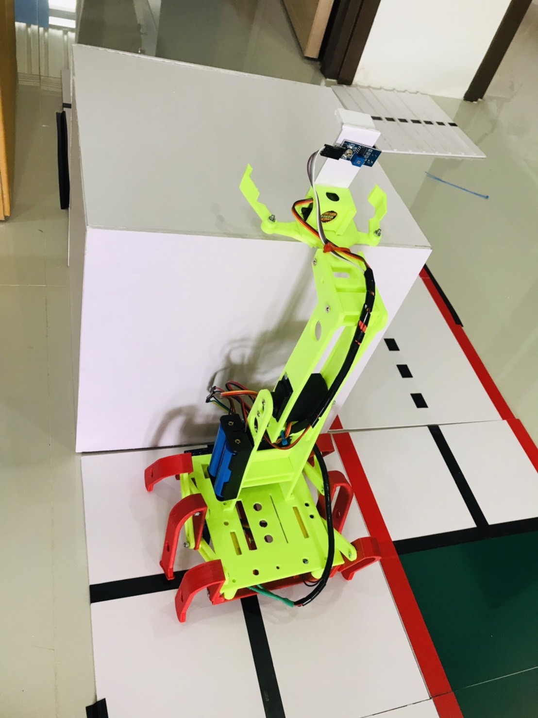 หุ่นยนต์อัตโนมัติ เดินตามเส้น 6 ขา แบบผสม สพฐ. Ex