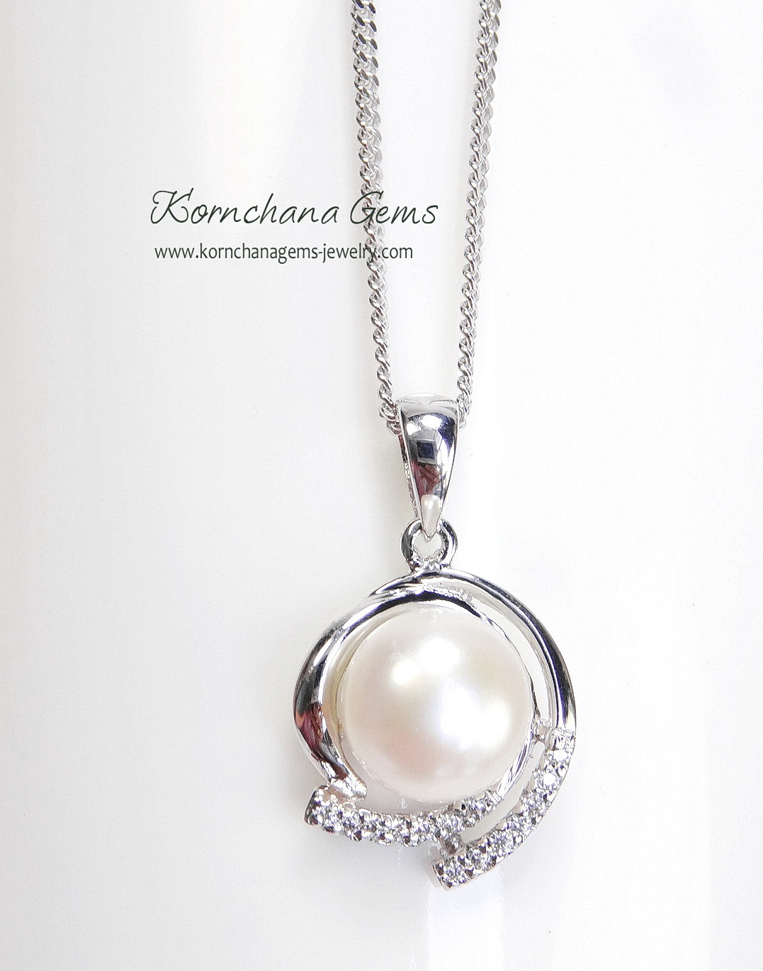 จี้มุกน้ำจืดแท้สีขาวครีม ดีไซน์เก๋ๆ แต่เรียบหรู ตัวเรือนเงินแท้ silver925 ความยาวจี้พร้อมตัวเรือน 1.5 cm. ขนาดกำลังน่ารักใส่ได้ทุกวัน