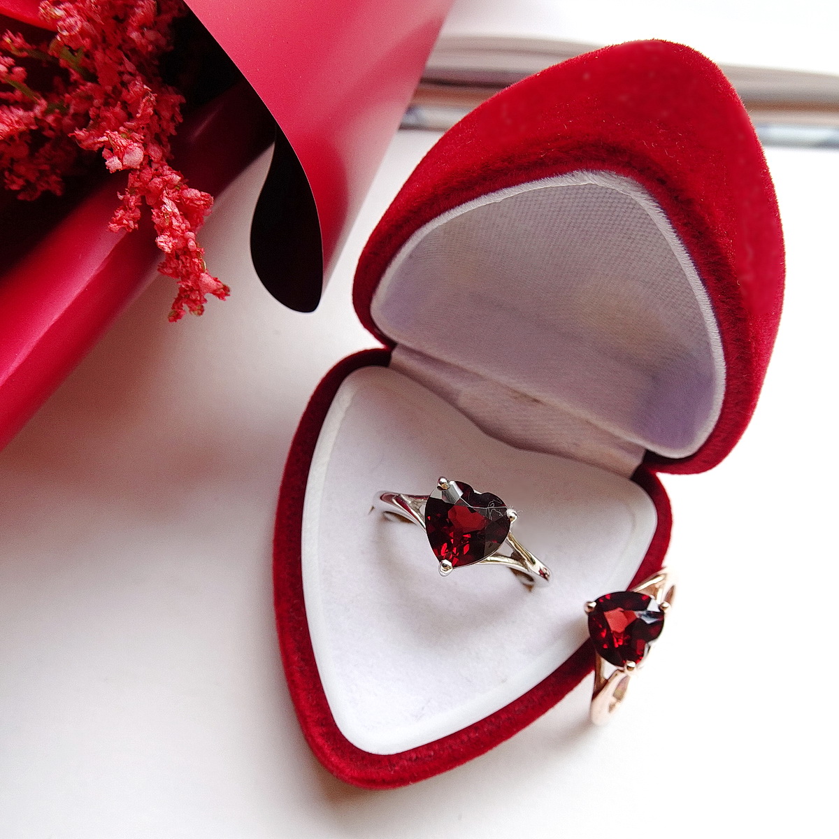 แหวนหัวใจสีแดงพลอยการ์เนทหรือโกเมนสีแดงเข้มเม็ดเดียวโดดเด่น น่ารัก สื่อถึงรักแท้รักเดียว ตัวเรือนเงินแท้ silver925 ชิ้นงานประณีต จัดส่งรวดเร็ว