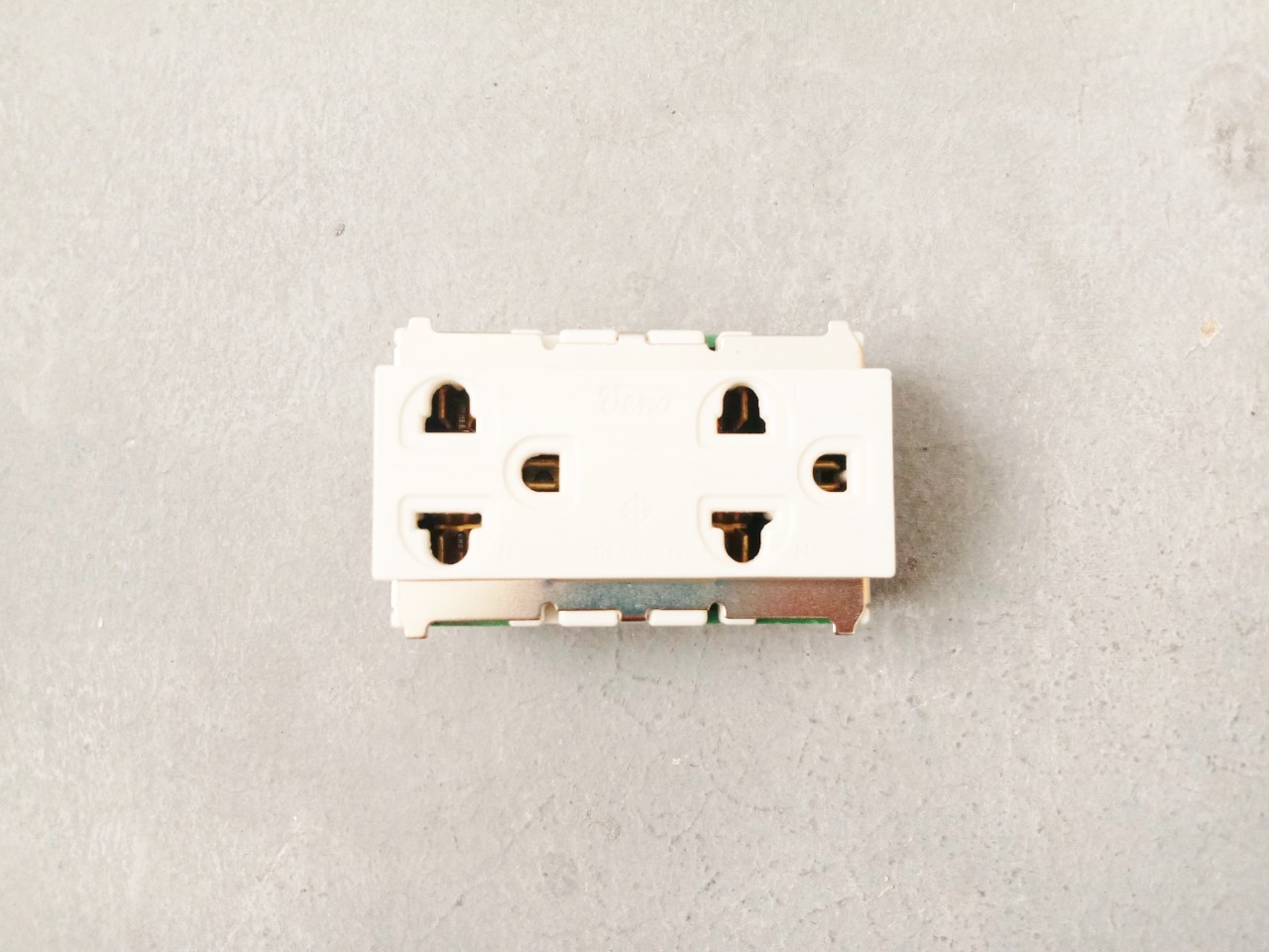 ปลั๊กกราวน์คู่ วีน่า รุ่นเก่า MR1632