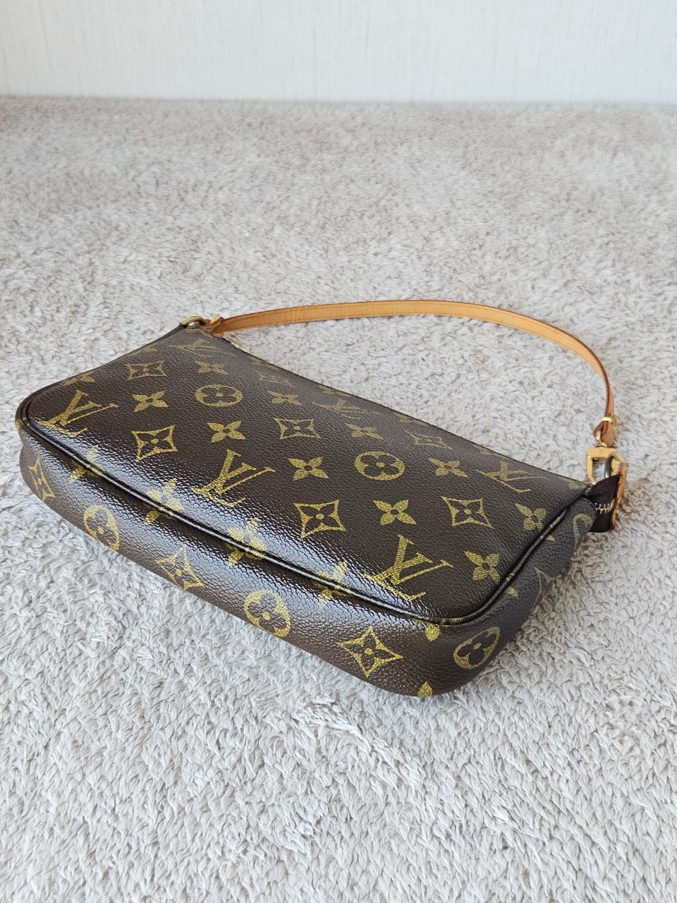 LV Pochette Mono