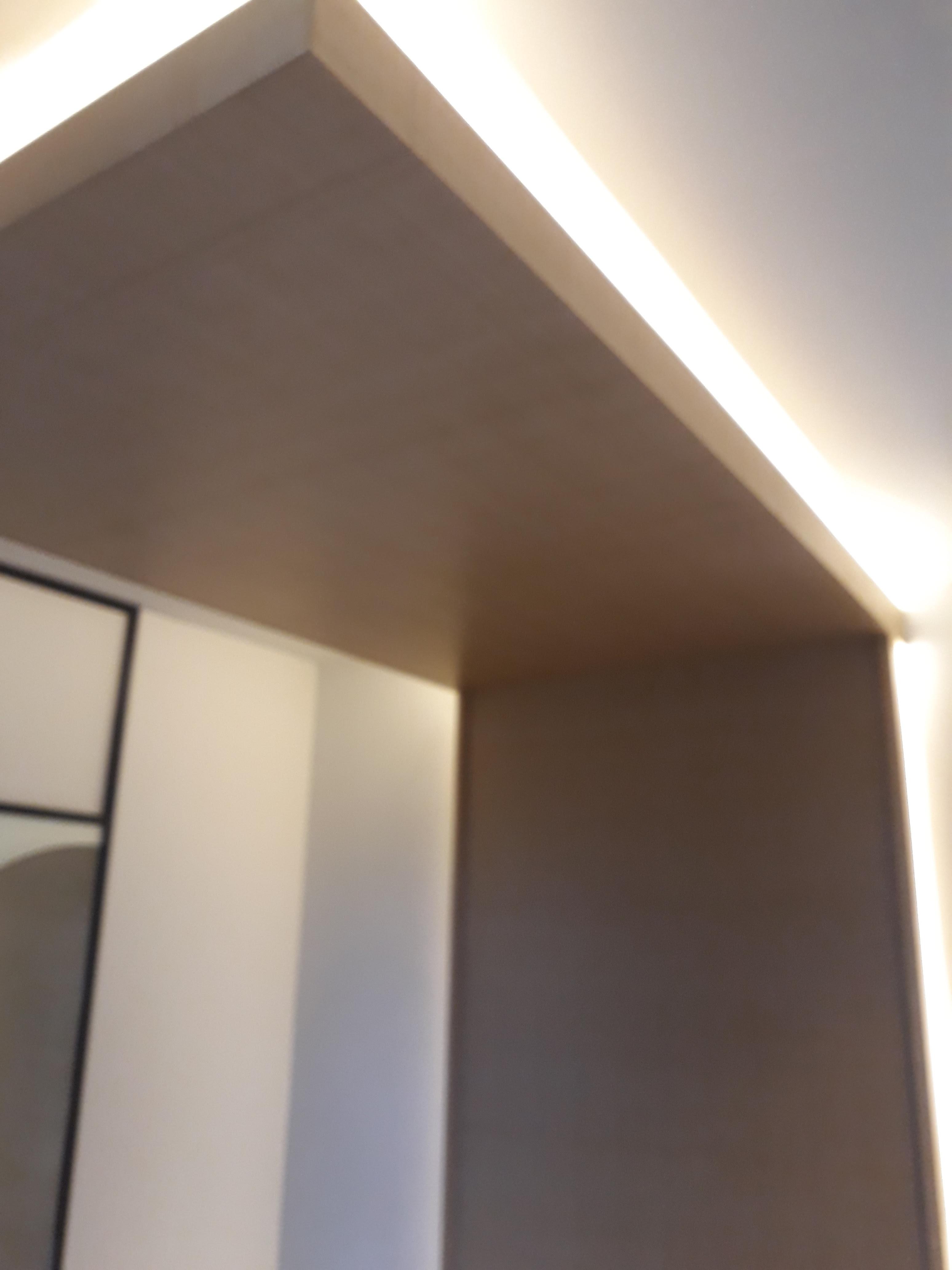 งานผลิตติดตั้ง MAYFAIR CLINIC ฉลุแผ่นไทเทเนี่ยมทองเงา 1 มม. ยึดแผ่นอะคลิลิค 3 มม. พร้อมติดตั้งราคาโรงงาน