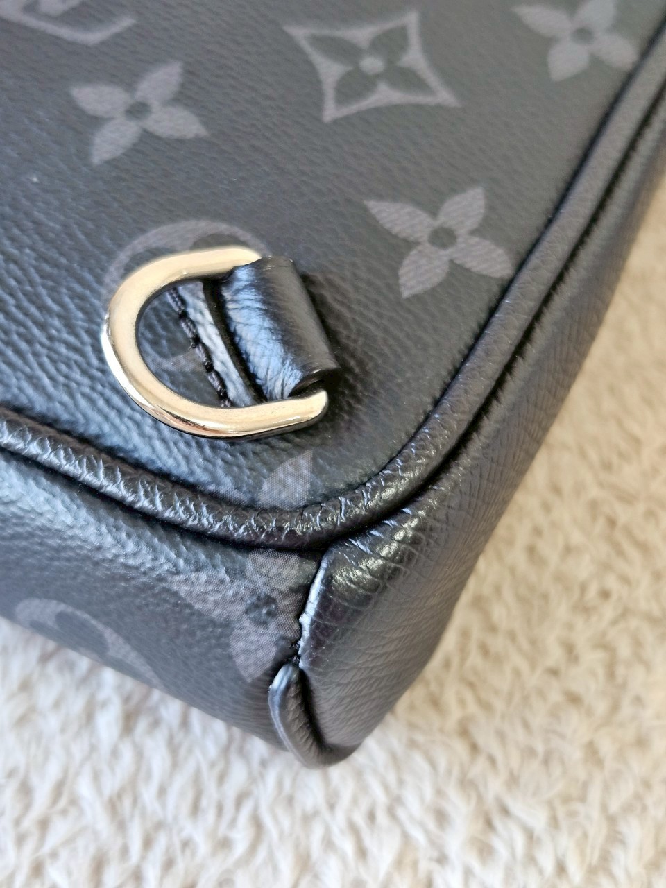 LV Outdoor Slingbag Taigarama Black Microchip