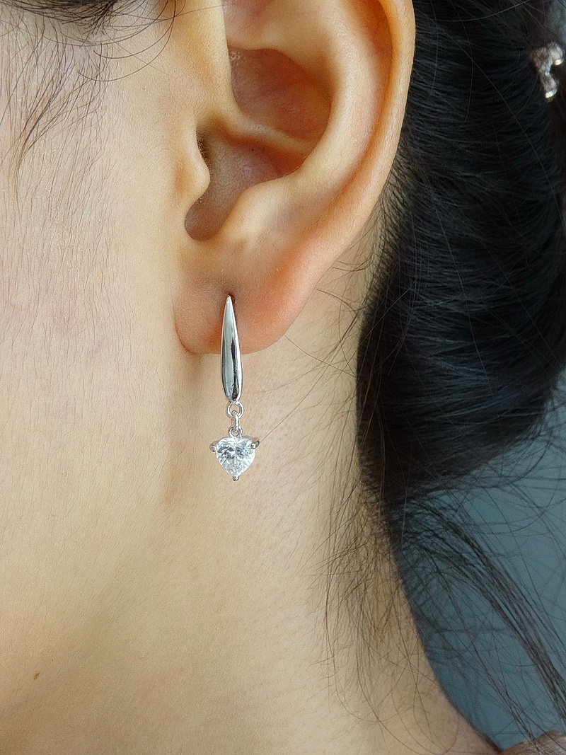 ต่างหูเพชร CZ ทรงสามเหลี่ยม น้ำใสวิ๊ง ดีไซน์เรียบเก๋ ตัวเรือนเงินแท้ silver925 ชิ้นงานปราณีต