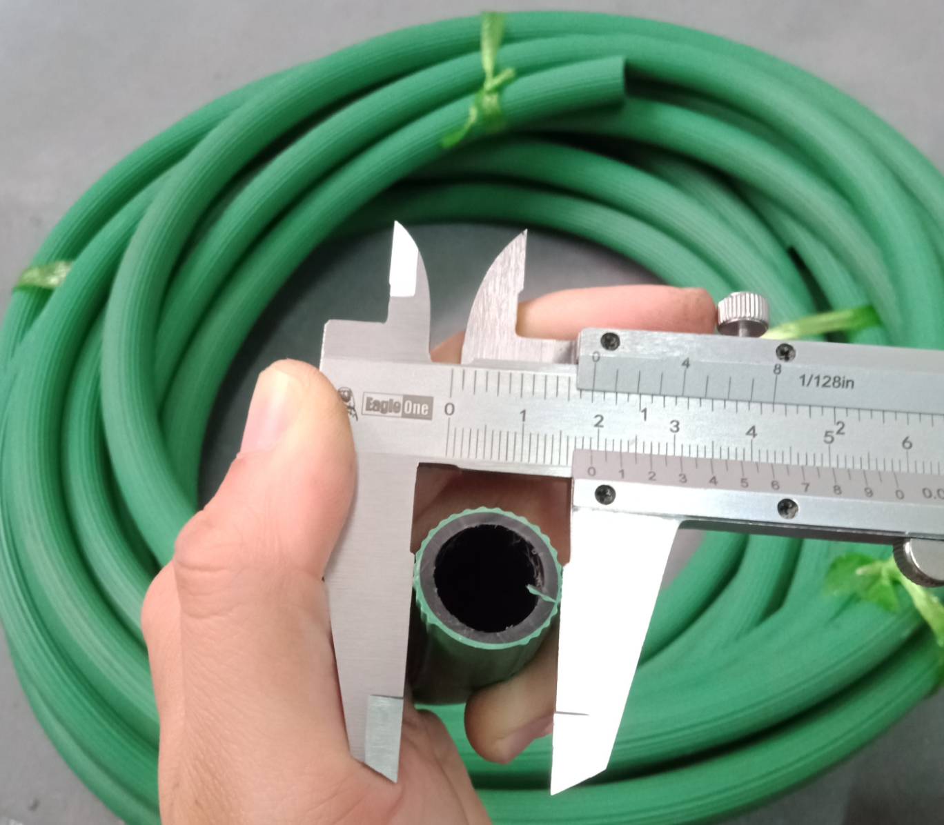 สายยางเขียวทึบ (1 ม.)