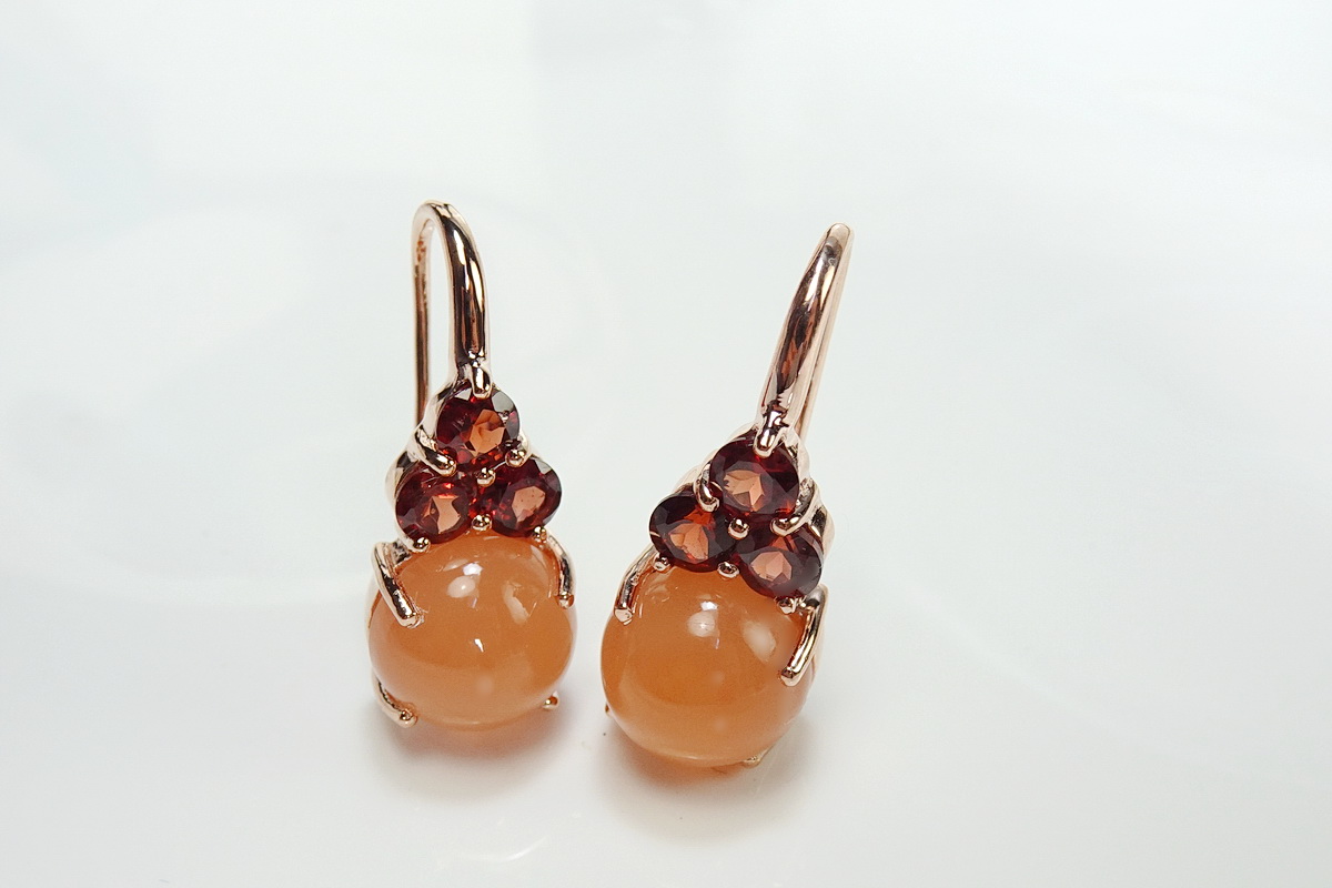 เซ็ทแหวนและต่างหูพลอยสีส้ม (orange moonstone) พลอยสีส้มนวลๆ อ่อนหวานละมุน เจียระไนแบบหลังเบี้ย แมทซ์กับสีน้ำตาลอมแดงของการ์เนท ที่บ่าข้าง สวยหวานลงตัว