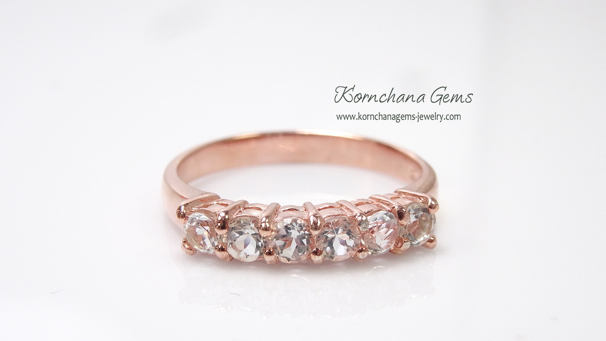 รับทำแหวนแถวตามแบบเป็นพลอยสีขาวตัวเรือนพิงค์โกลด์ เลือกพลอยเป็นไวท์โทพาส,เพทาย zircon หรือเพชรแท้ได้ตามความต้องการ สั่งผลิตตัวเรือนทอง