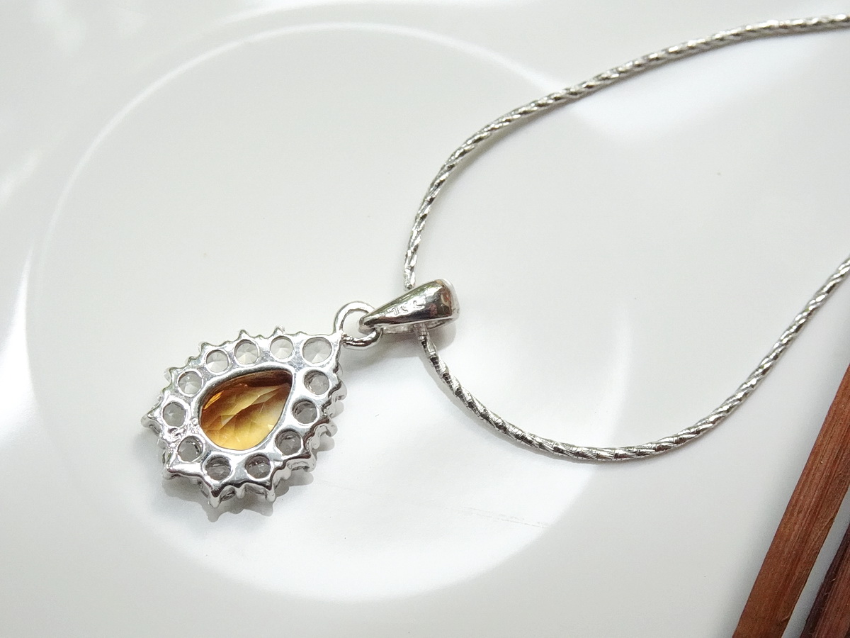 จี้พลอยซิทรินแท้ พลอยสีเหลืองทรงหยดน้ำ ล้อมด้วยพลอยขาวไวท์โทพาส ขนาดจี้ 2 ซม. ชิ้นงานประณีต ตัวเรือนเงินแท้ จัดส่งรวดเร็ว