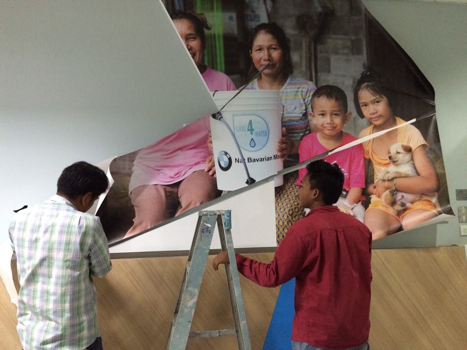 งานผลิตติดตั้ง โรงงาน BMW โครงสร้างเหล็กยึดผนัง กรุแผ่นพลาสวูด 10 มม. โปีวเก็บสี ติดสติกเกอร์ พร้อมติดตั้งราคาโรงงาน