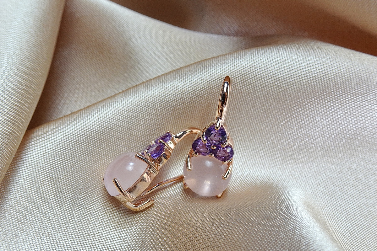 เซ็ทแหวนและต่างหูพลอยสีชมพูโรสควอทซ์ (rosequartz) พลอยหลังเบี้ย สีชมพูอ่อนใส หวานละมุน แมทซ์กับสีม่วงสดใสของอเมทิสท์ amethyst ที่บ่าข้าง สวยหวานลงตัว