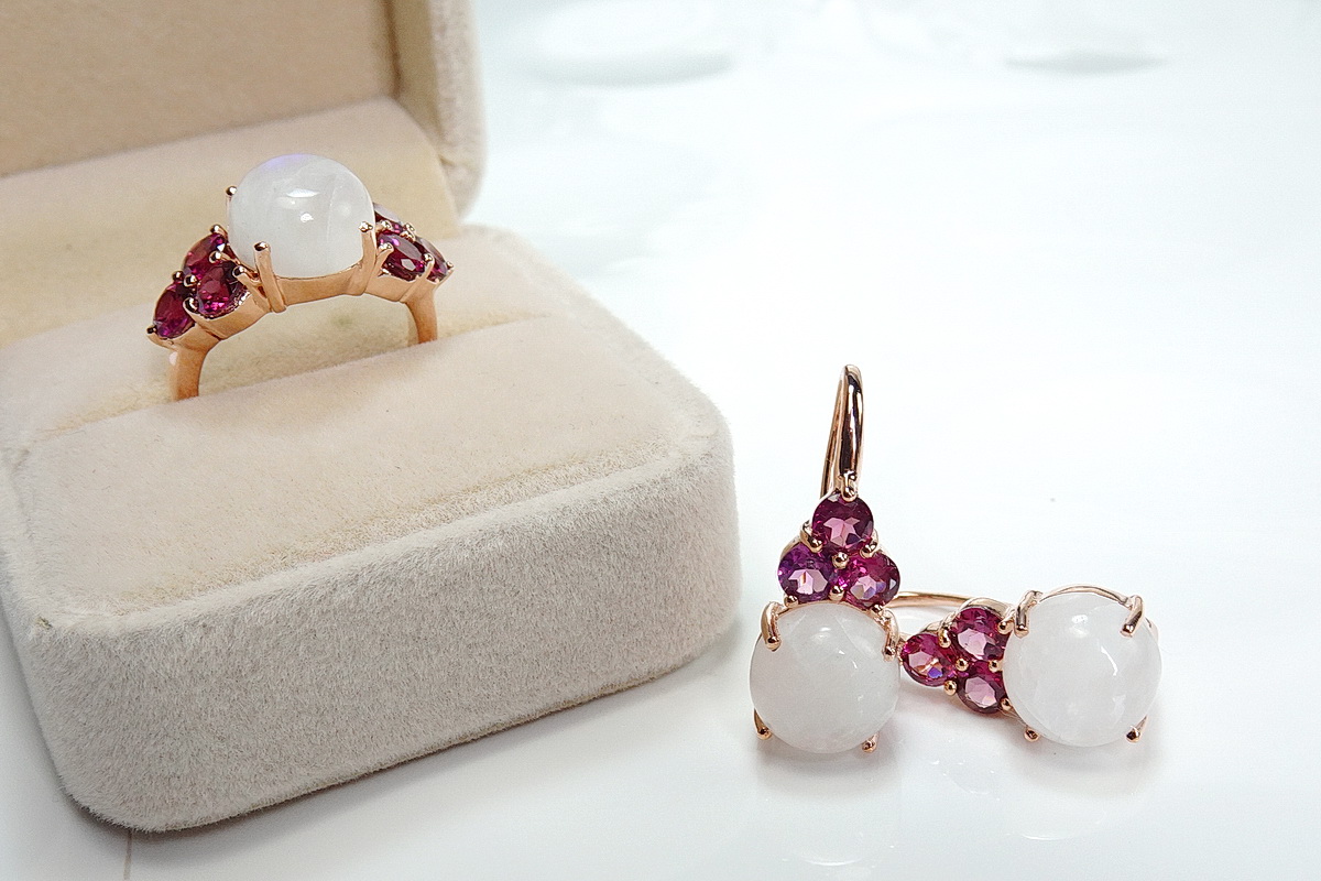เซ็ทแหวนและต่างหูพลอยสีขาวมูนสโตนหรือมุกดาหาร อัญมณีประจำราศีเมถุน พลอยสีขาวเหมือนน้ำนม เจียระไนหลังเบี้ย แมทซ์กับสีชมพูอมม่วงหวานๆของโรโดไลท์ที่บ่าข้าง สวยหวานลงตัว