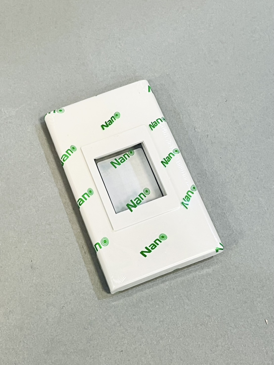 หน้ากากเบรคเกอร์ สีขาว นาโน 400-SFW