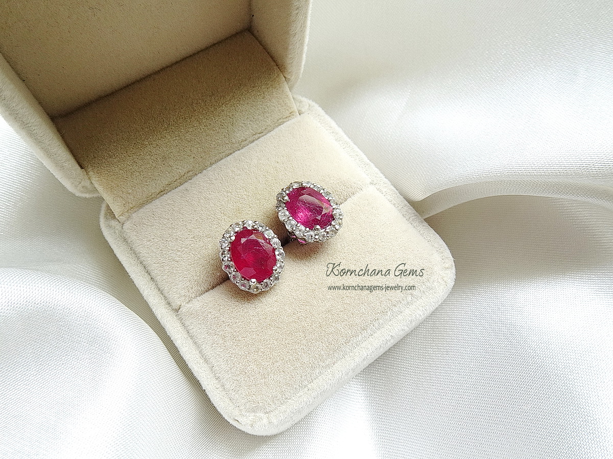 ต่างหูทับทิมแท้ทรงไข่สีแดงอมชมพู สวยมาก ต่างหูติดหูแบบนี้ สวยคลาสสิคตลอดกาลค่ะ ใส่ได้ไม่มีตกยุค เนื้อพลอยสวยใส พลอยเม็ดใหญ่