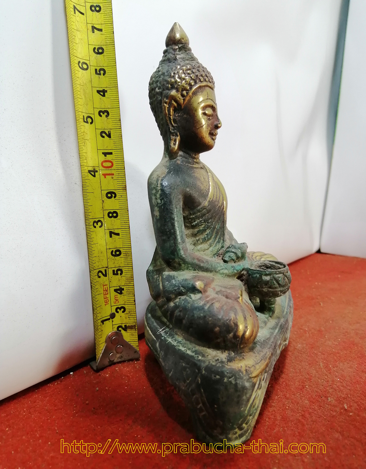 พระพุทธ ปางสมาธิ ด้านหน้ามีบาตรน้ำมนต์ บนตักมีหอยสังข์ หน้าตัก 4 นิ้ว เนื้อสำริด