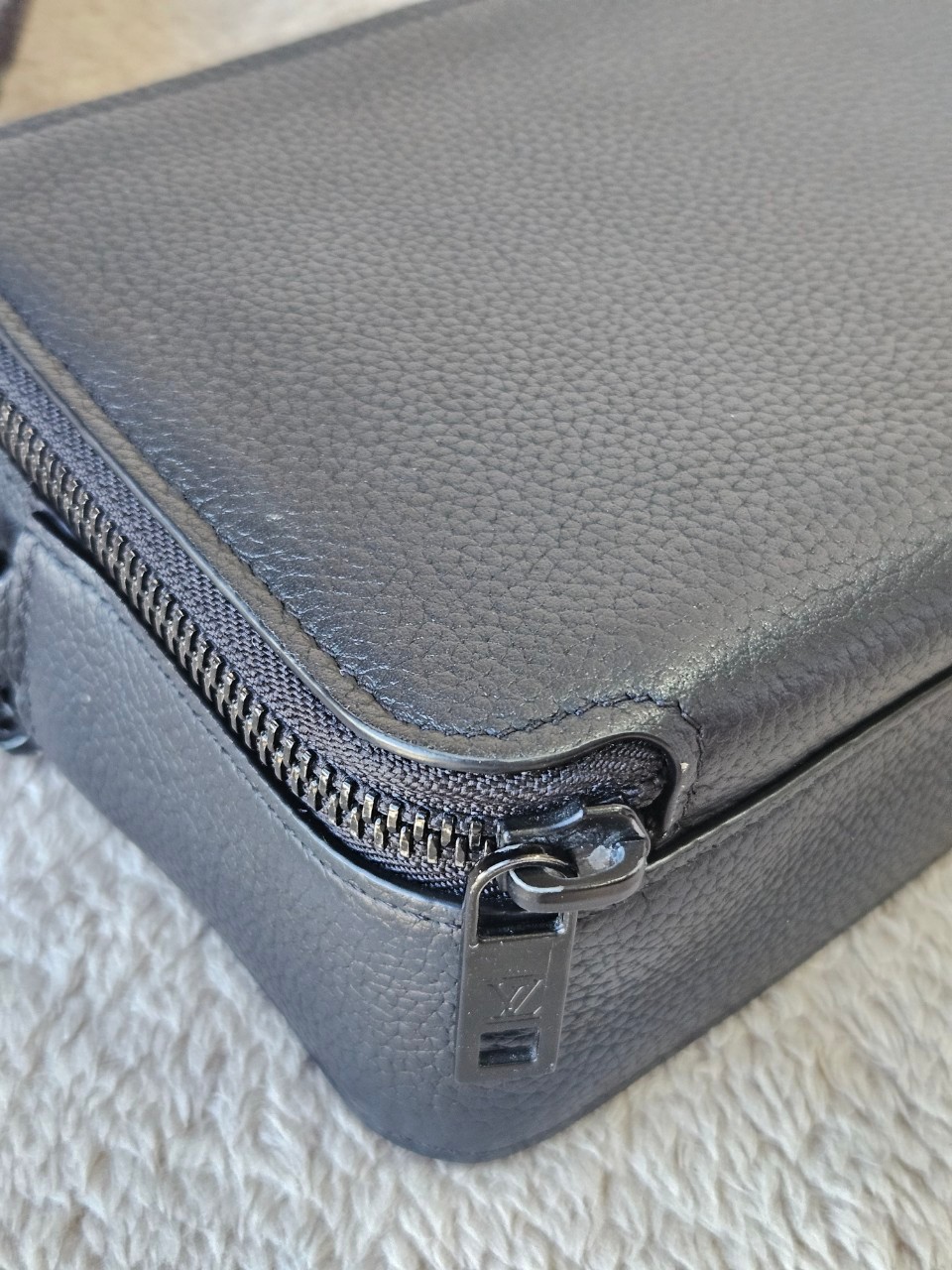 LV M59161 Alpha Wearable Wallet