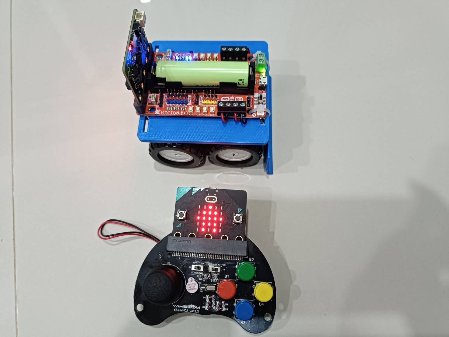 หุ่นยนต์ซูโม่ พร้อมบอร์ด ไมโครบิต และตัวบังคับ รวม 2บอร์ด