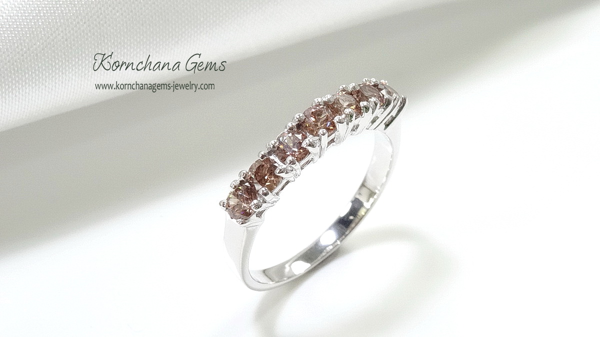 แหวนแถวพลอยเพทายสีน้ำตาล Brown Zircon ดูหรู ดูดีสุดๆ มี 2 เฉดสี สีน้ำตาลเข้มและสีน้ำตาลอ่อน ใส่วงเดียวหรือใส่เป็นคู่ก็สวยค่ะ ตัวเรือนเงินแท้