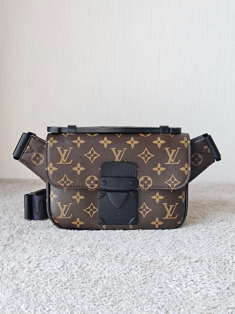 LV S-Lock Slingbag Microchip