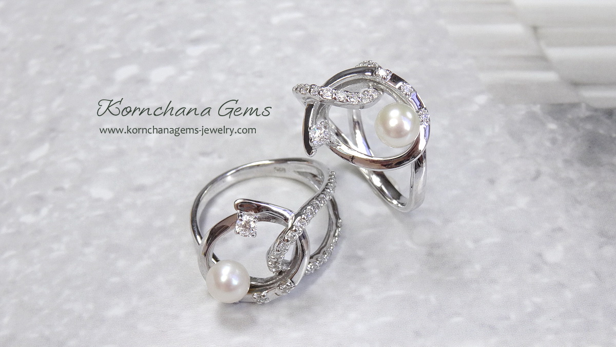 แหวนมุกเก๋ๆ ความหมายดีๆ ได้รับแรงบันดาลใจจากสัญลักษณ์ infinity สื่อถึงความรัก ความสุขที่ไม่มีวันสิ้นสุด ตัวเรือนเงินแท้ silver925 ชิ้น