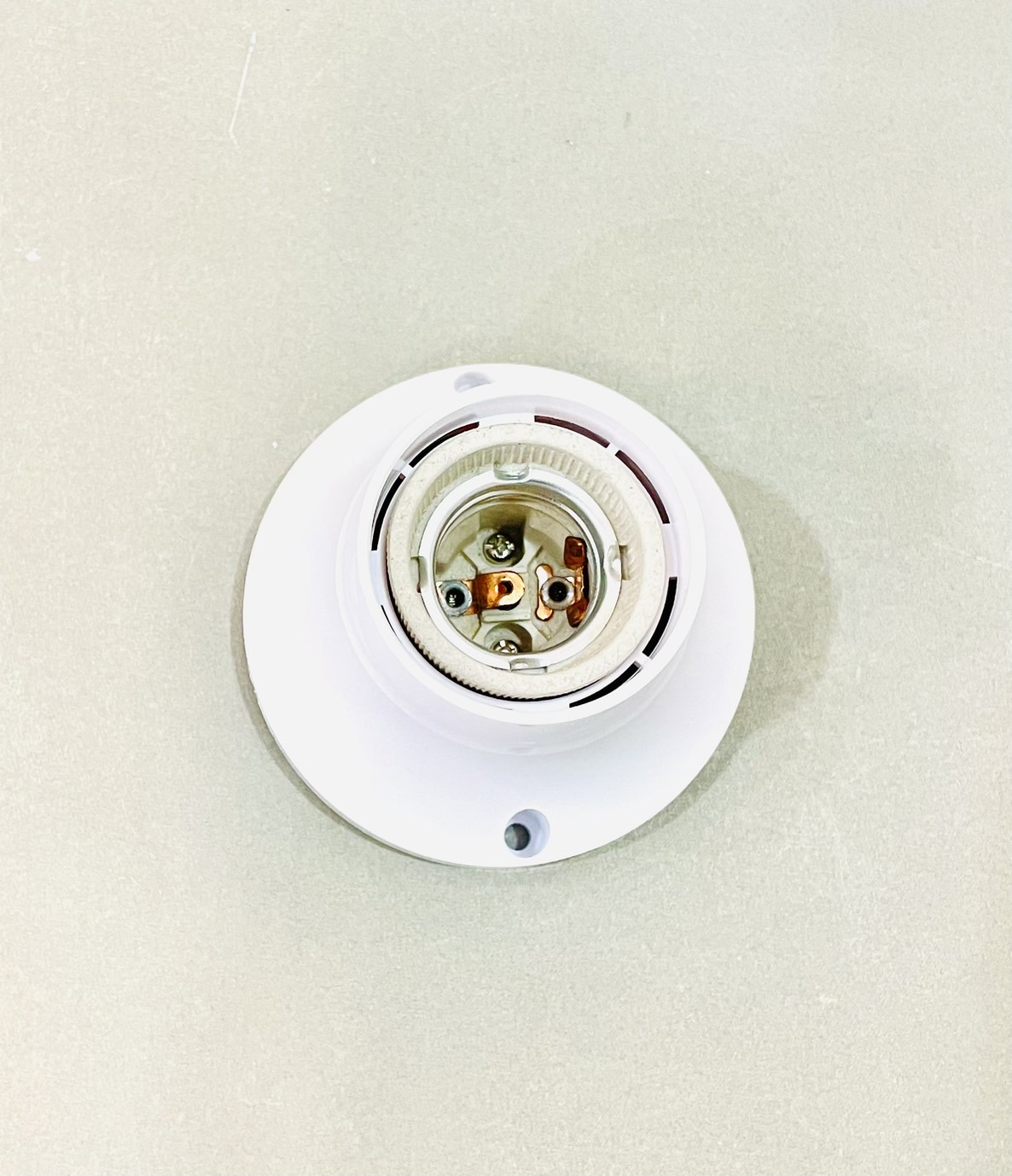 ขั้วแป้นเกลียวใหญ่ ขาว E27 ในกระเบื้อง