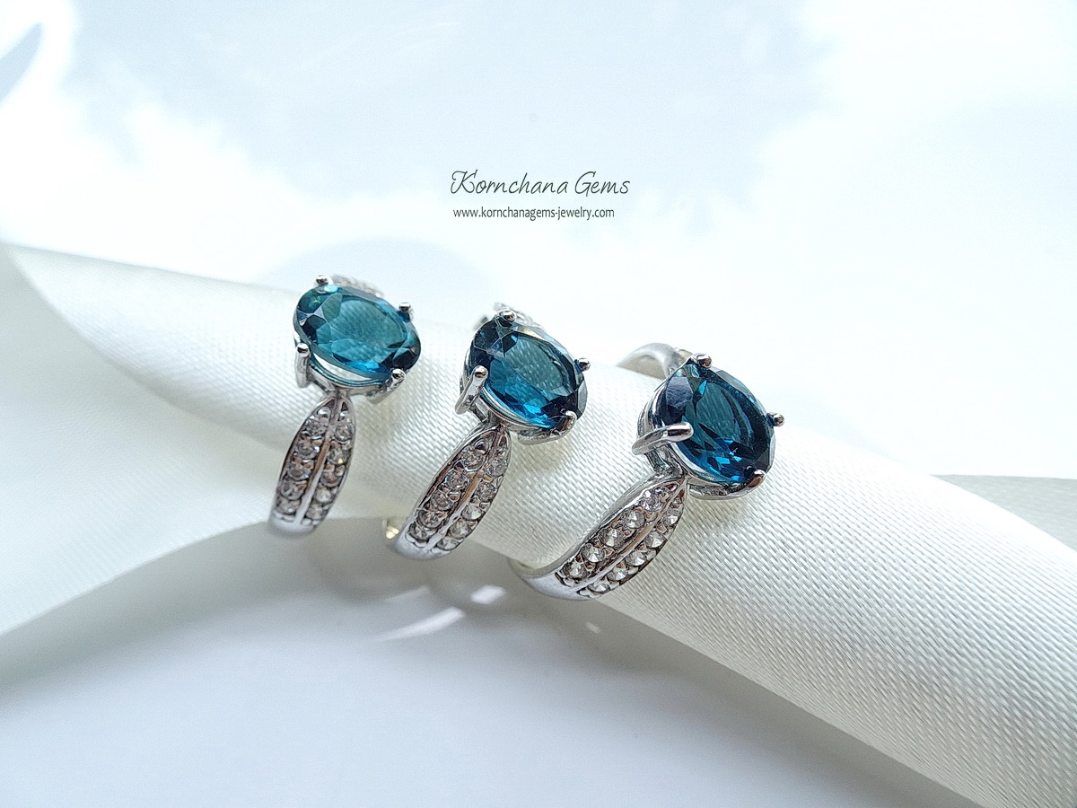 London Blue Topaz Ring แหวนลอนดอนบลูโทพาส พลอยสีน้ำเงิน สวยคลาสสิคตลอดกาล บ่าแหวนฝังพลอยขาว white topaz ชุบทองคำขาว ตัวเรือนแหวนผลิตจากเงินแท้ silver925