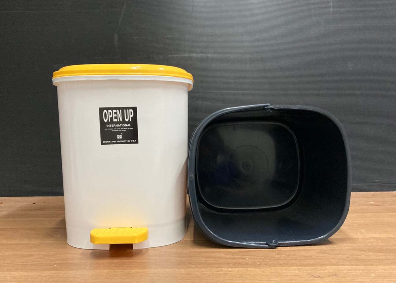 ถังขยะทรงเหลี่ยม เท้าเหยียบ ฝาสี 12 ลิตร