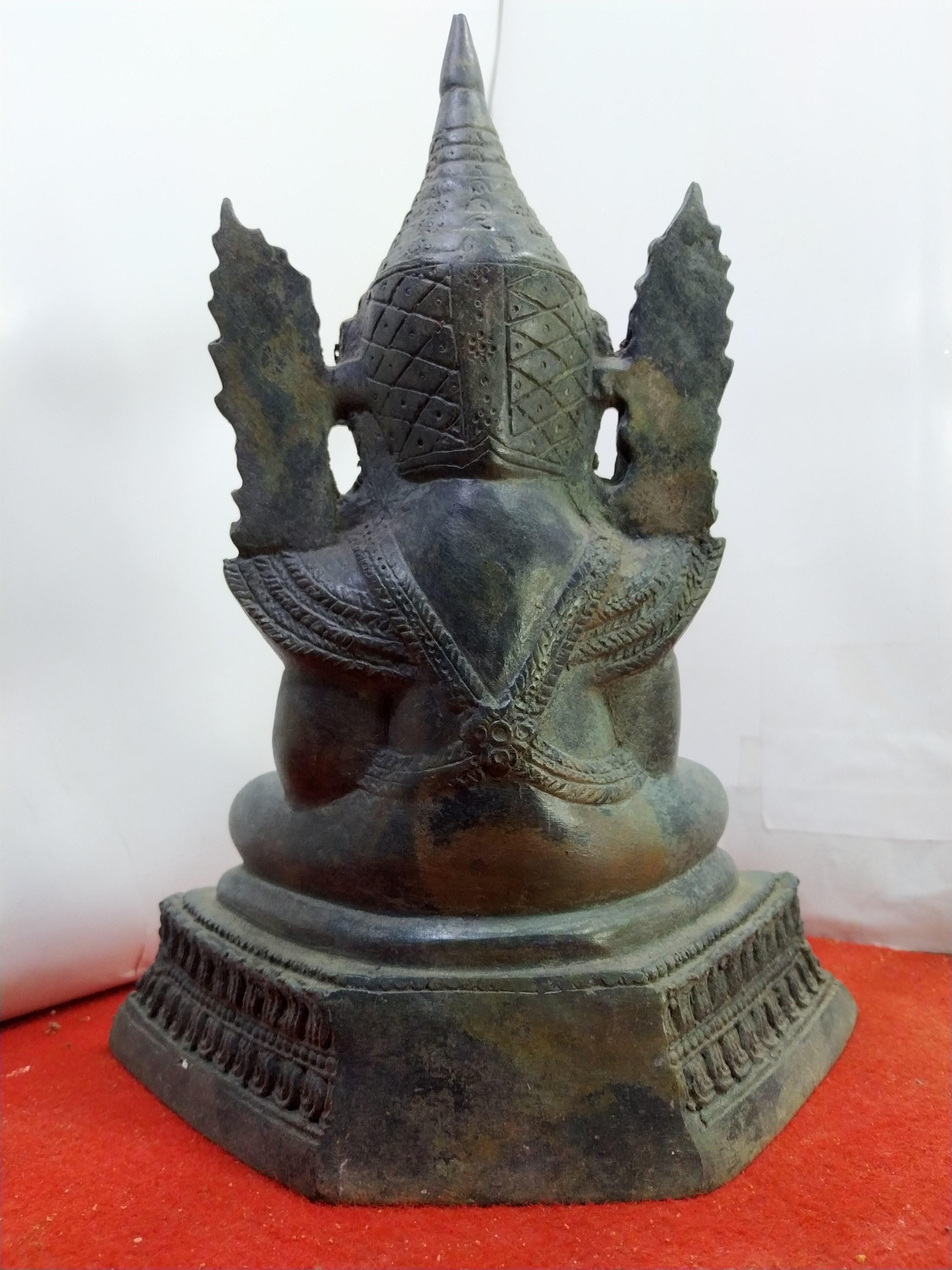 พระมหามัยมุนี หรือ มหาเมียะมุนี ขนาดฐานกว้าง 8 นิ้ว เนื้อโลหะสำริด