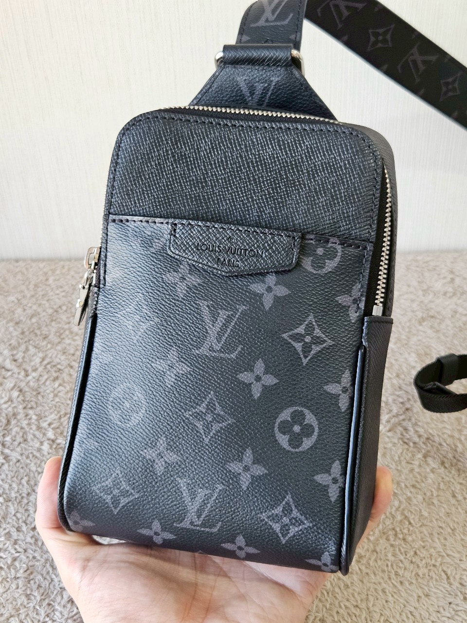 LV Outdoor Slingbag Taigarama Black Microchip