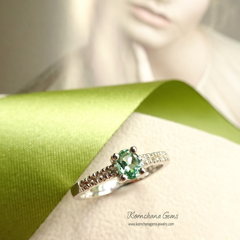 แหวนพลอยเขียวส่อง หรือ green sapphire เขียวส่องเป็นพลอยที่นับวันยิ่งหายากนะคะ วงนี้มาในเฉดสีเขียวมินท์ค่ะ สวยหวาน ดีไซน์เรียบง่าย ใส่ติดนิ้วได้ทุกวัน