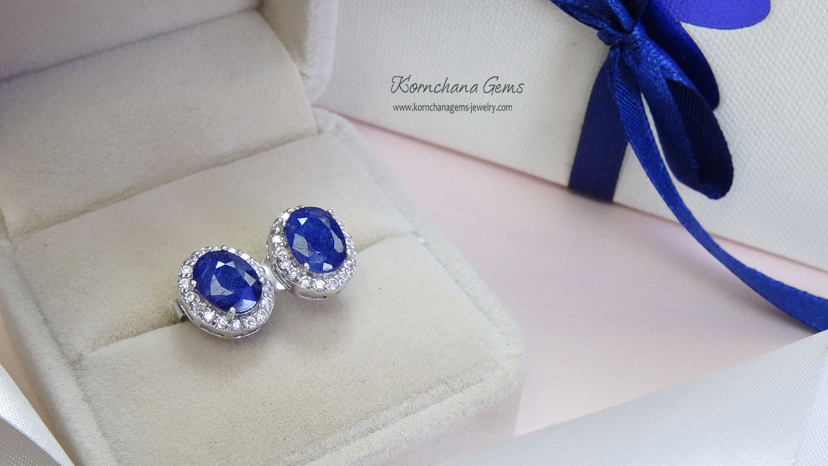 ต่างหูไพลิน พลอยสีน้ำเงินทรงไข่ขนาด 8 mm.ล้อมไวท์โทพาส ต่างหูติดหูเรียบๆแบบนี้ใส่ได้ตลอดไม่มีตกยุคคร่าาตัวเรือนเงินแท้ silver925