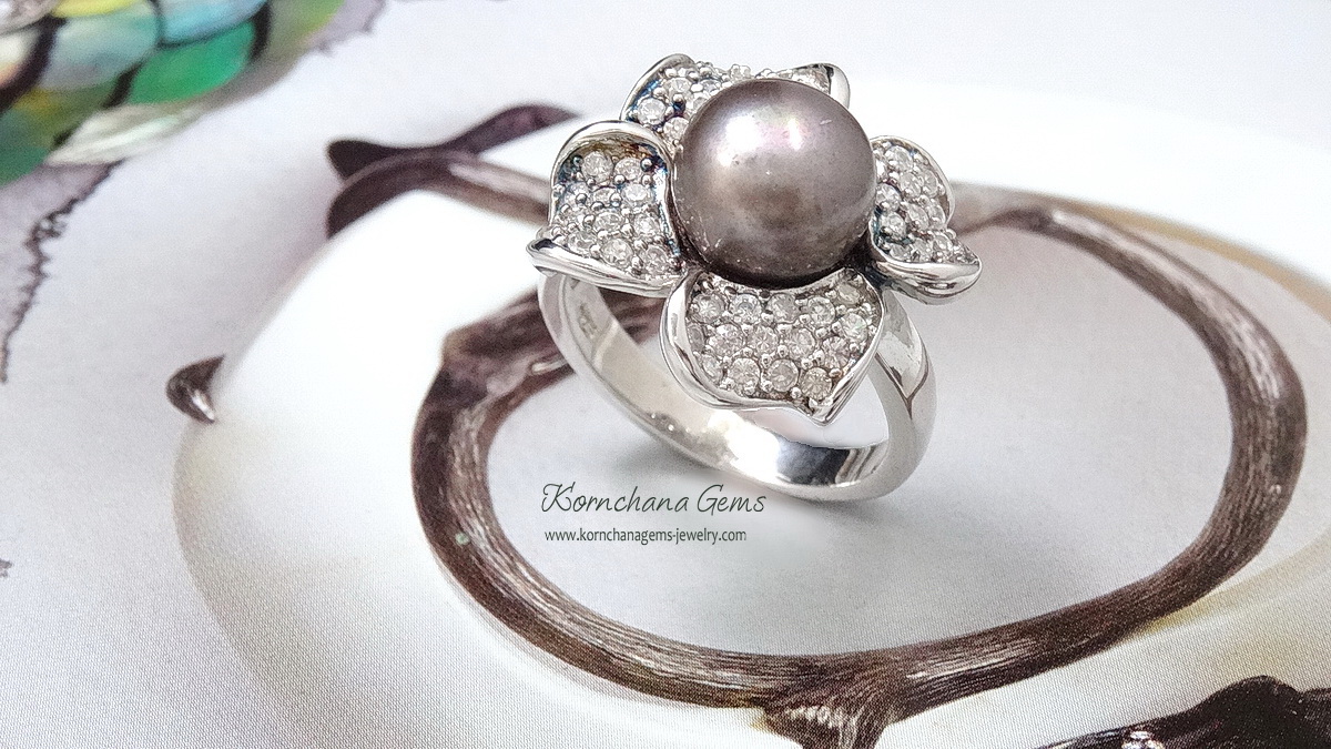 แหวนดอกไม้มุกแท้สีเทา กลีบดอกไม้ฝังเพชร cz เกรดพรีเมี่ยม ตัวเรือนเงินแท้ ชิ้นงานประณีต รับประกันความพึงพอใจ