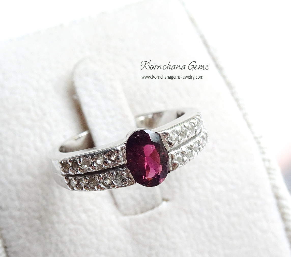 แหวนพิงค์ทัวร์มาลีนสีชมพูเข้ม deep pink ให้เฉดสีชมพูเข้มอมม่วง ก้อนพลอยดิบจากธรรมชาติ ไม่ผ่านการปรับปรุง ทัวร์มาลีนเป็นพลอยที่เป็นที่นิยมและมีหลายเฉดสีมากค่ะ