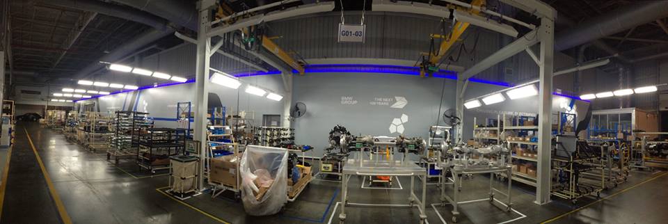 งานผลิตติดตั้ง โรงงาน BMW โครงสร้างเหล็กยึดผนัง กรุแผ่นพลาสวูด 10 มม. โปีวเก็บสี ติดสติกเกอร์ พร้อมติดตั้งราคาโรงงาน