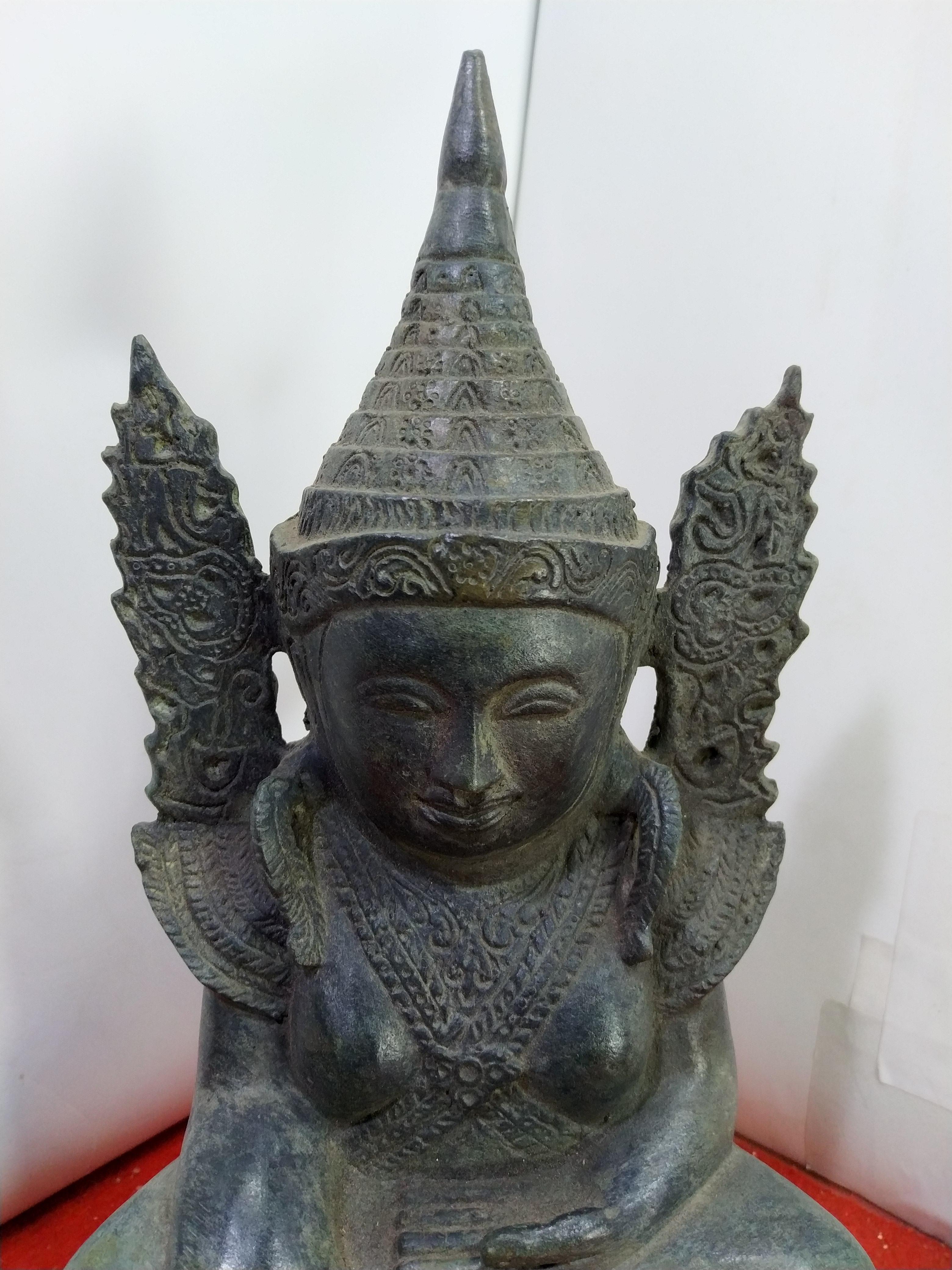 พระมหามัยมุนี หรือ มหาเมียะมุนี ขนาดฐานกว้าง 8 นิ้ว เนื้อโลหะสำริด