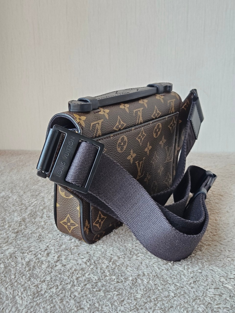 LV S-Lock Slingbag Microchip