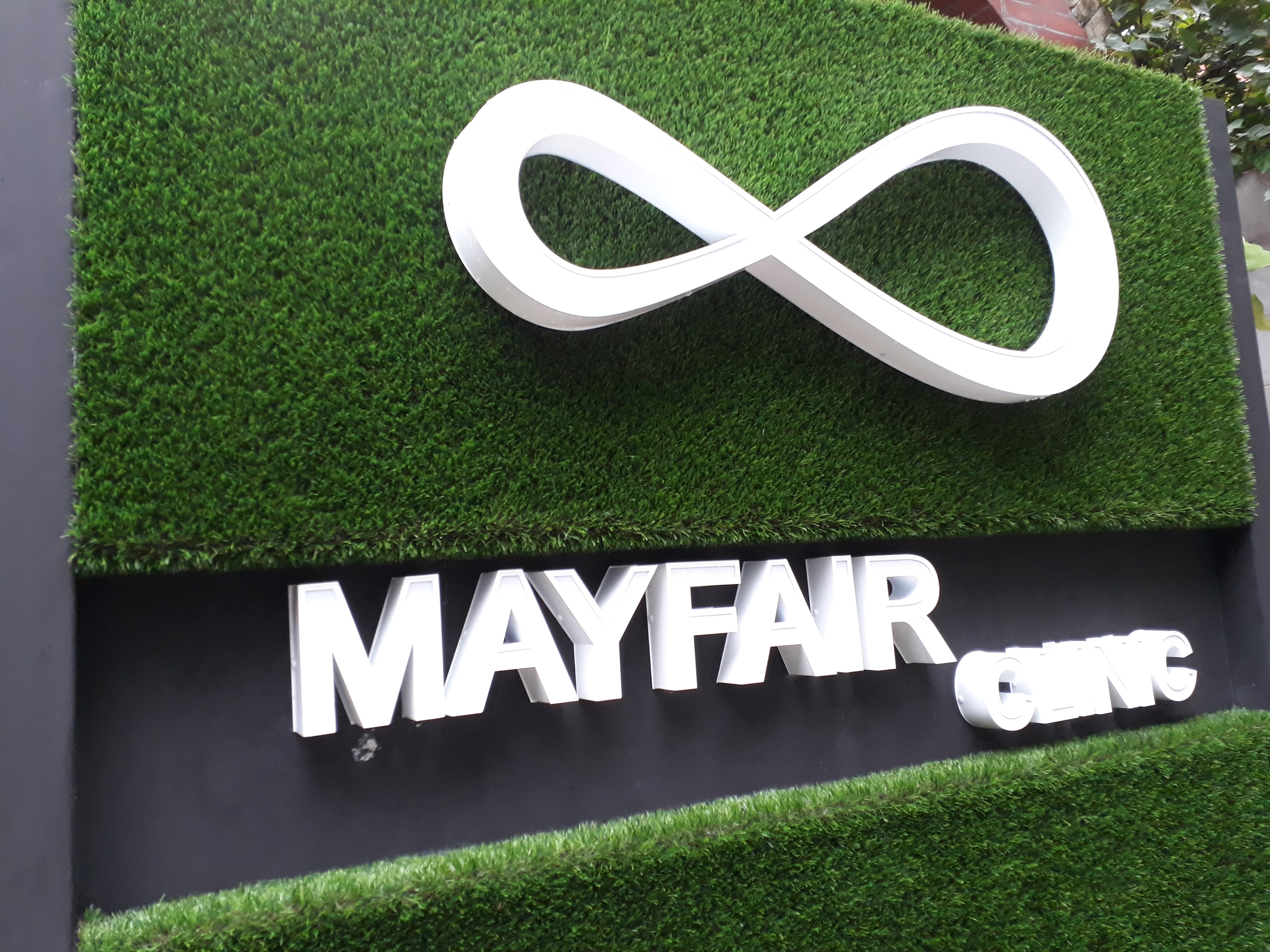 งานผลิตติดตั้ง MAYFAIR CLINIC ตัวอักษร ซิงค์ยกขอบ ทำสี ซ่อนไฟ LED หน้าอะคริลิค 3 มม. พร้อมติดตั้งราคาโรงงาน สำเนา