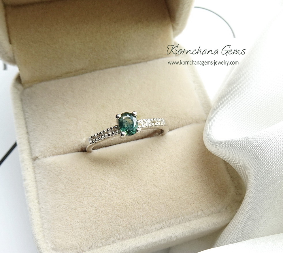 แหวนพลอยเขียวส่อง หรือ green sapphire สีเขียวเหนี่ยวทรัพย์ นำโชค เขียวส่องเป็นพลอยที่นับวันยิ่งหายาก ดีไซน์เรียบง่าย ใส่ติดนิ้วได้ทุกวัน ตัวเรือนแหวนเงินแท้ silver925