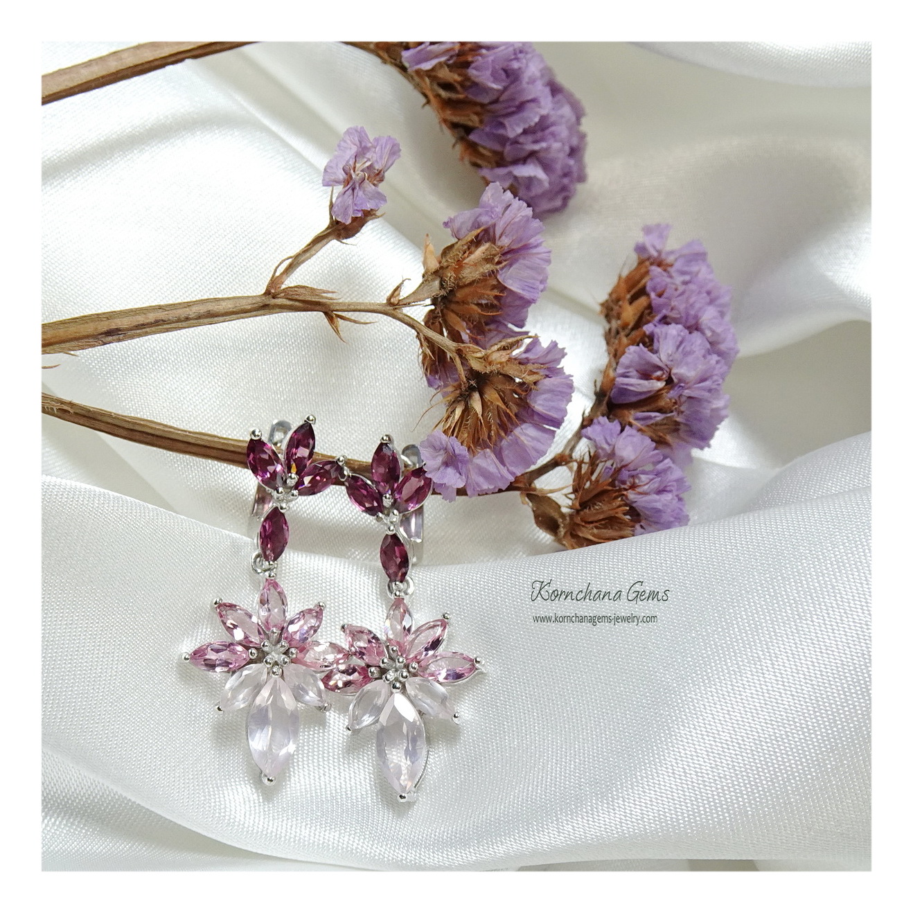 ต่างหูพลอยระย้าเฉดชมพูม่วง เก๋ด้วยพลอยทรงมาคีทุกเม็ด ตัวเรือนฝังพลอยโรโดไลท์สีม่วงอมชมพู ห้อยด้วยทัวร์มาลีนสีชมพูไล่เฉดชมพูเข้มอ่อนของโรสควอทซ์ สวยหวานละมุน