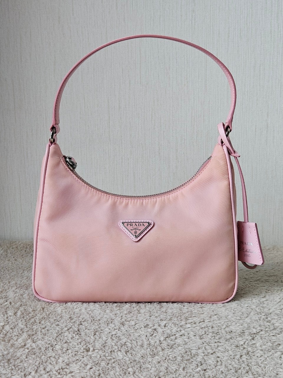 Prada Re-Edition 2005 Re-Nylon หูหนัง สีชมพู