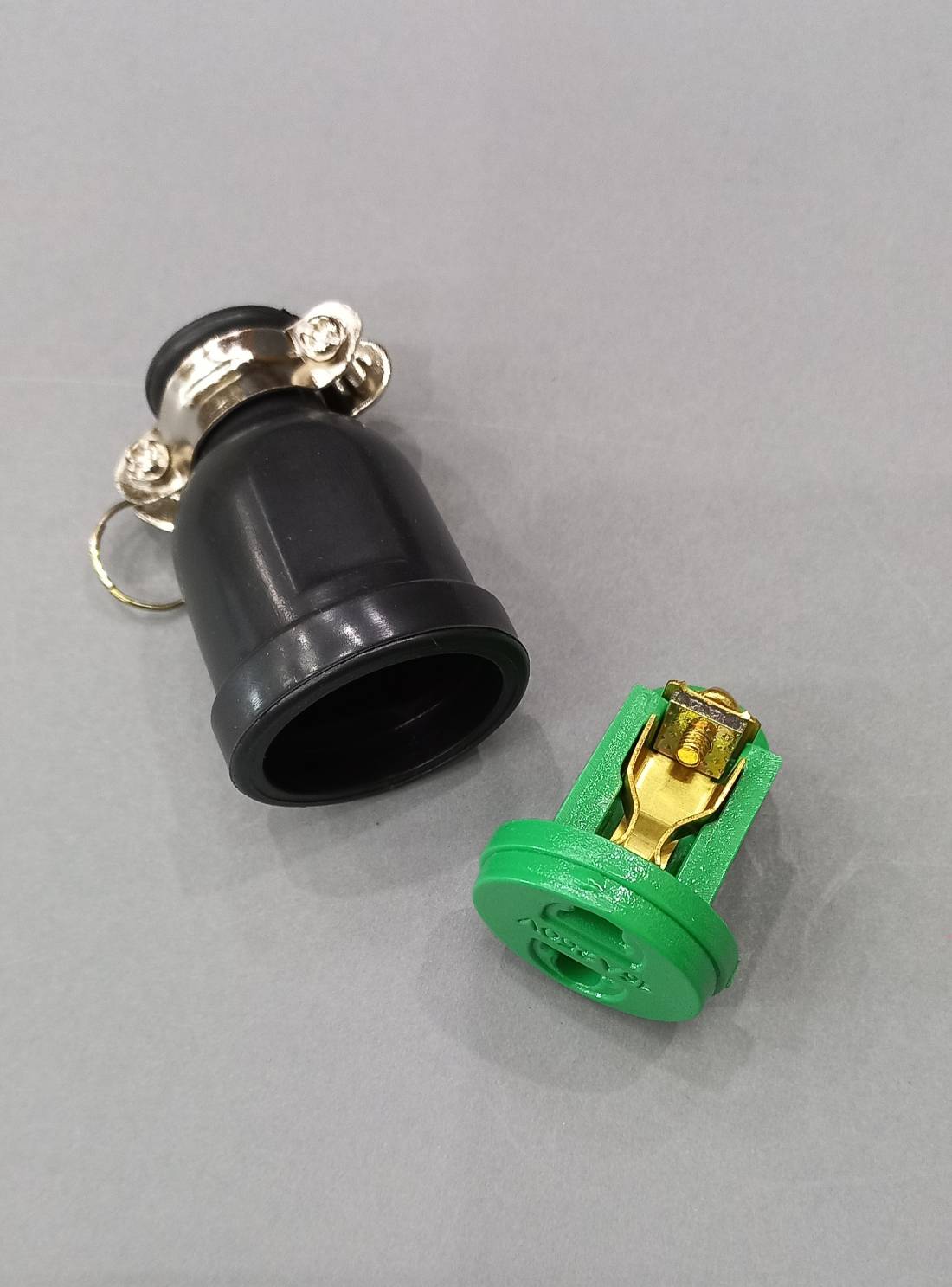 ปลั๊กยางกลม ตัวเมีย มีห่วง ขากลมแบน