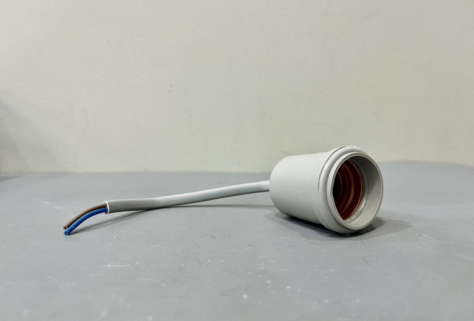 ขั้วห้อยเกลียวยางกันน้ำ E27 สีเทา