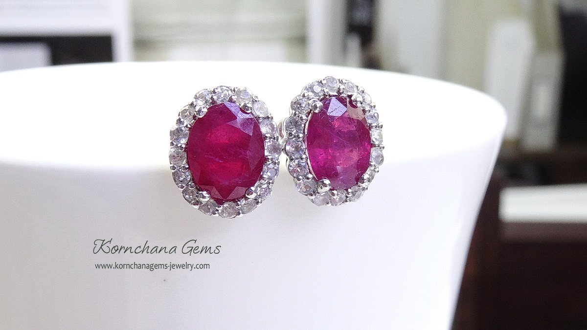ต่างหูทับทิมแท้ทรงไข่สีแดงอมชมพู สวยมาก ต่างหูติดหูแบบนี้ สวยคลาสสิคตลอดกาลค่ะ ใส่ได้ไม่มีตกยุค เนื้อพลอยสวยใส พลอยเม็ดใหญ่