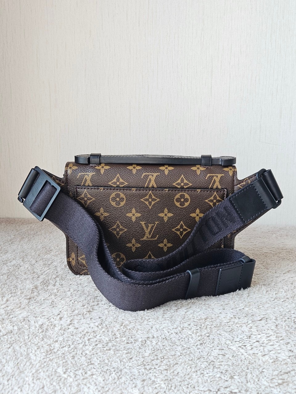 LV S-Lock Slingbag Microchip