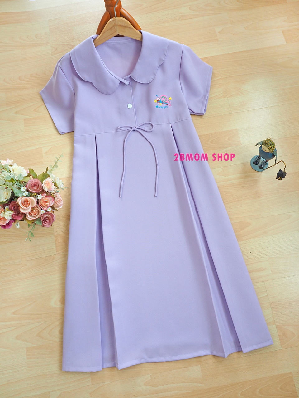 เดรสคลุมท้องสีม่วง ปกคอรูปกลีบดอกไม้ ปักรูปผีเสื้อที่อก กระดุมหน้าแกะได้ มีกระเป๋าข้าง มีสายผูกหลัง เนื้อผ้าดี ผ้านิ่ม ใส่สบายมากๆค่ะ