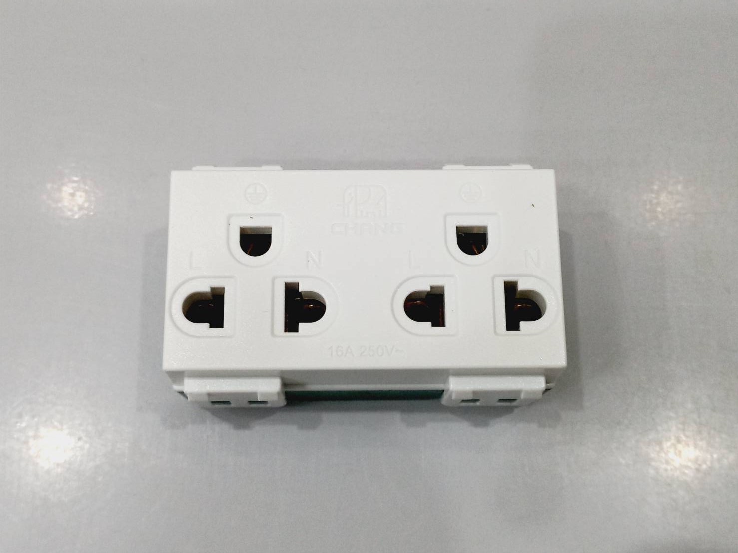 ปลั๊กกราวน์คู่ ช้าง รุ่นใหม่ PCH-904N แบบเสียบ