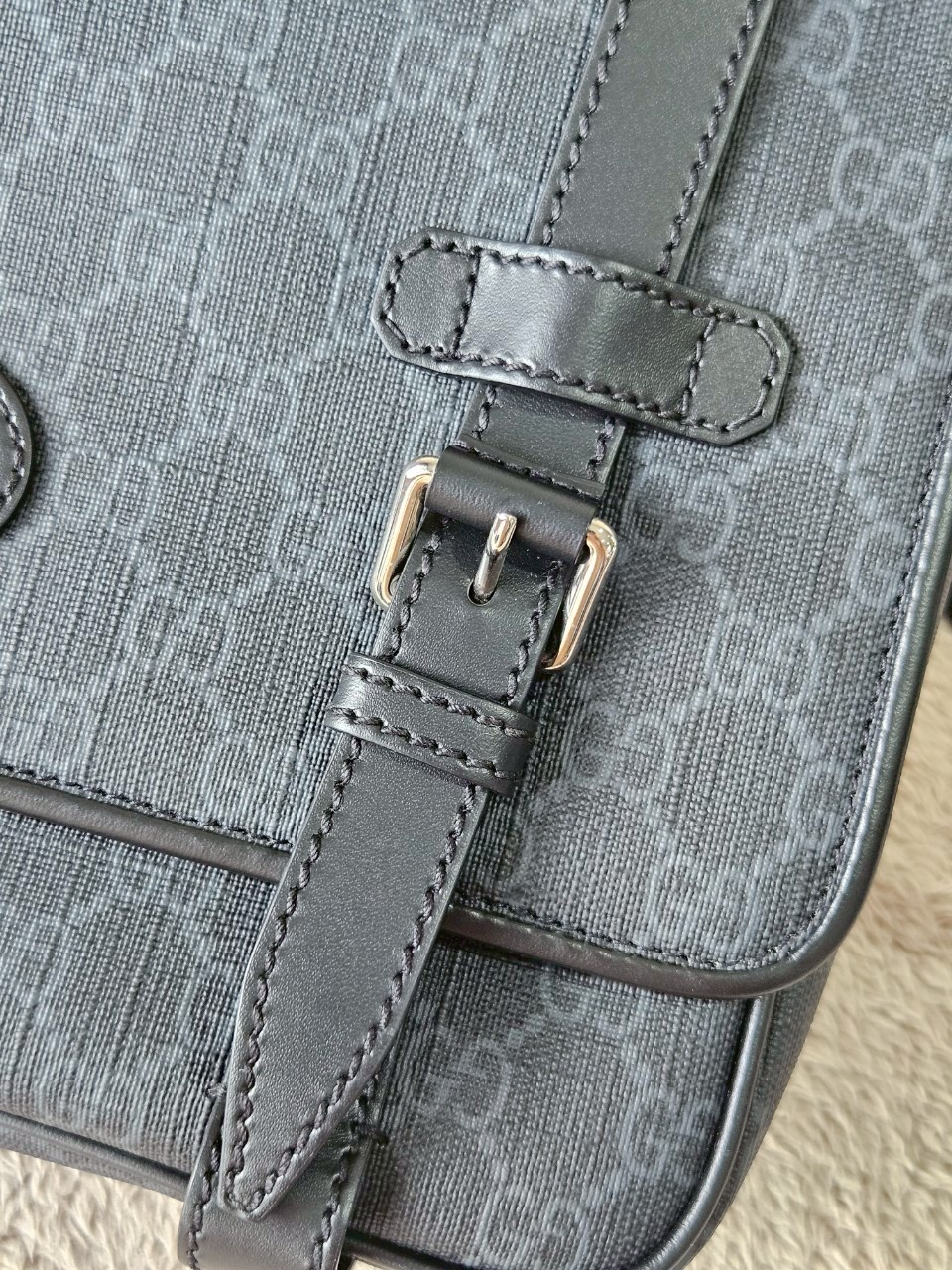 gucci messenger black GG