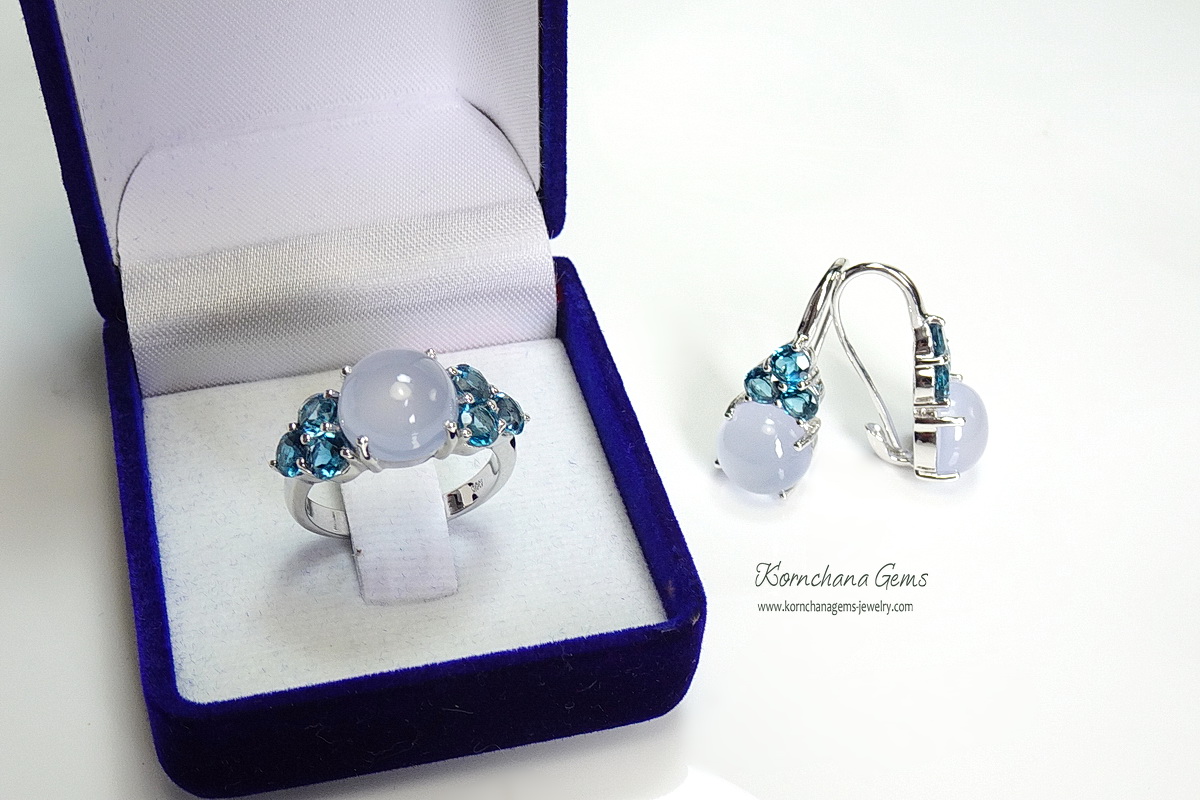 เซ็ทแหวนและต่างหูพลอยสีฟ้าบลูคาลซิโดนี (blue chalcedony) สีฟ้าพาสเทล หวานละมุน แมทซ์กับพลอยสีน้ำเงิน london blue topaz ที่บ่าข้าง สวยหวานลงตัว ตัวเรือนเงินแท้